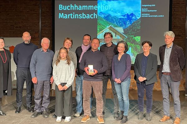 Gruppenfoto "Bauherrenpreis 2024 für den denkmalgeschützten Buchhammerhof am Kaunerberg"