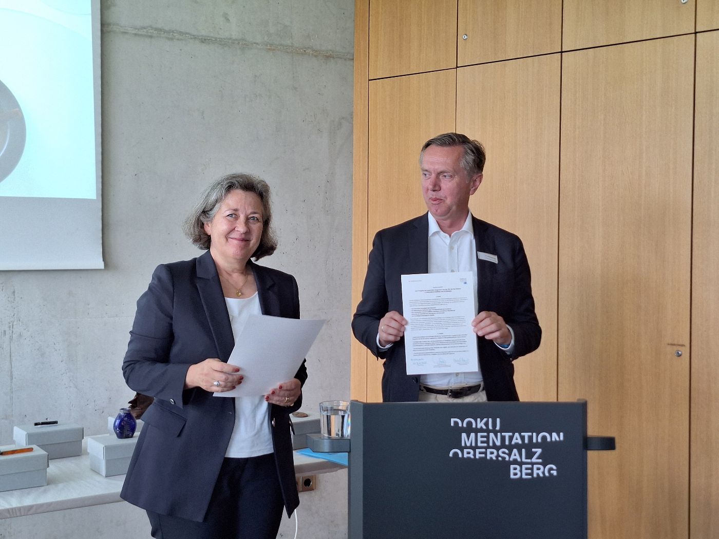 Unterzeichnung des Positionspapiers, Susanne Fischer und Christoph Bazil