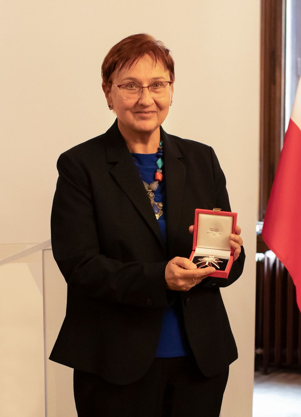 Dr. Ulrike Emberger mit der Urkunde in der Hand