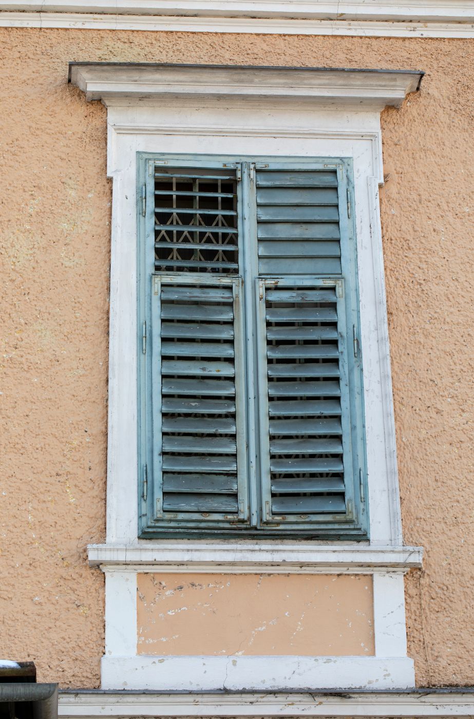 Fensterladen vor Restaurierung 