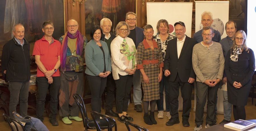 Gruppenfoto der Preisträger:innen der Wikipedia Preisverleihung 2023 im Ahnensaal des Bundesdenkmalamtes