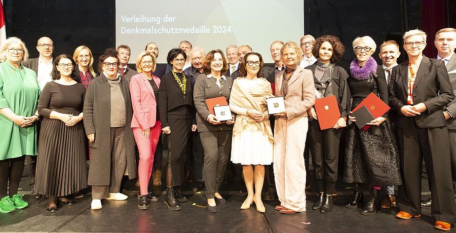 Gruppenfoto der Preisträgerinnen und Preisträger der Denkmalschutzmedaille 2024 bei der Verleihung in Bad Ischl