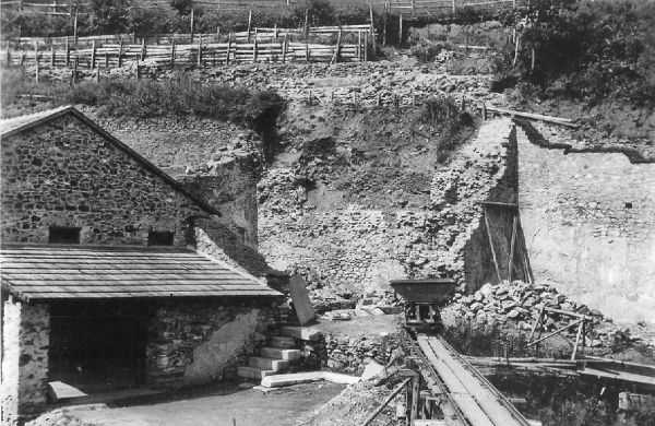 schwarz-weiß-Foto der Ausgrabungsstätte am Magdalensberg aus den 1950er Jahren